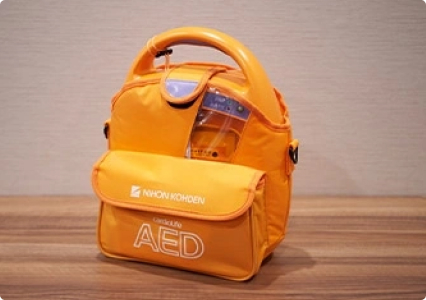 写真：AED（自動体外除細動器）