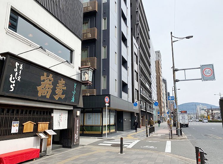 蕎麥店對面的建築就是本飯店。