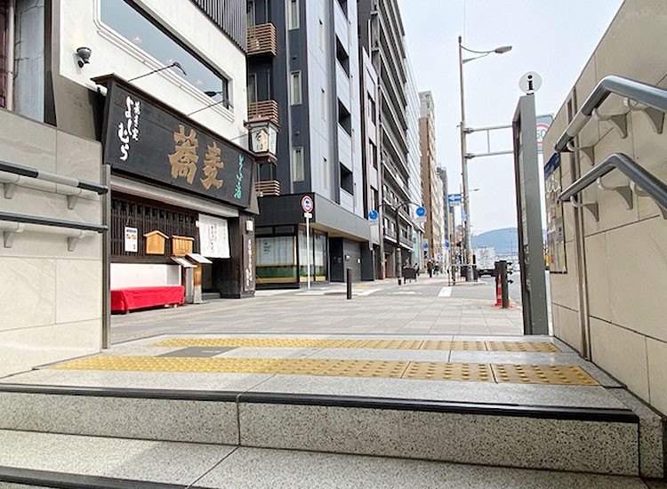 走到地面后继续往前走就会在左边看到荞麦面屋的招牌。