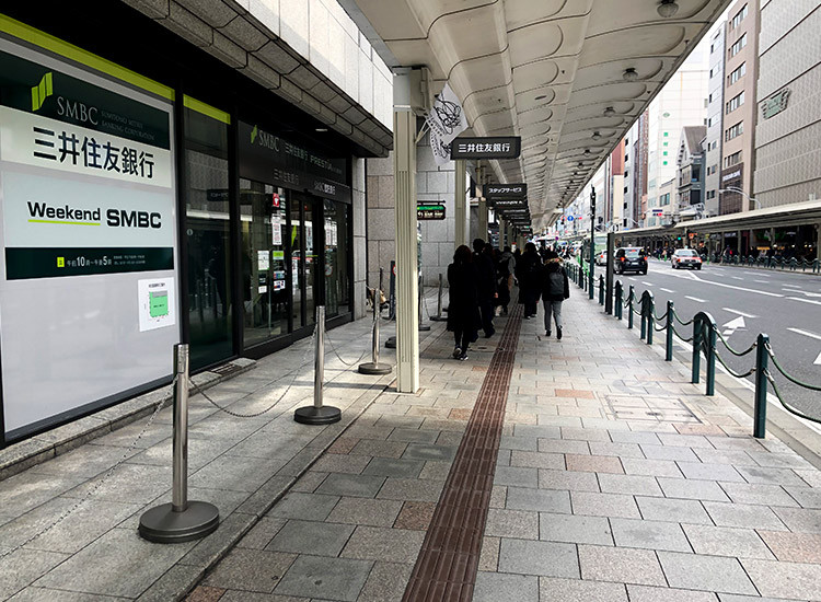 穿過馬路右轉直走。