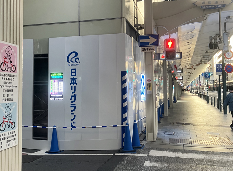 길을 따라 쭉 걸어가면 왼쪽에